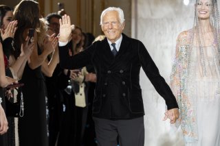 Giorgio Armani a chargé la fondation qui hérite de sa société "de céder une participation de 15%" à un géant du monde de la mode "entre 12 et 18 mois après l'ouverture du testament" (archives). KEYSTONE/AP/Lewis Joly